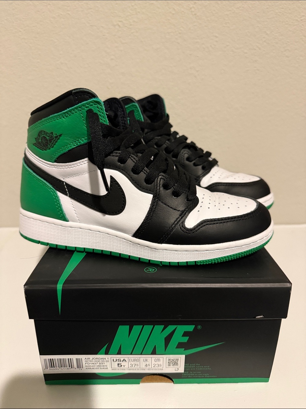 Nike Air Jordan 1 Retro High - Black White Green (worn twice)